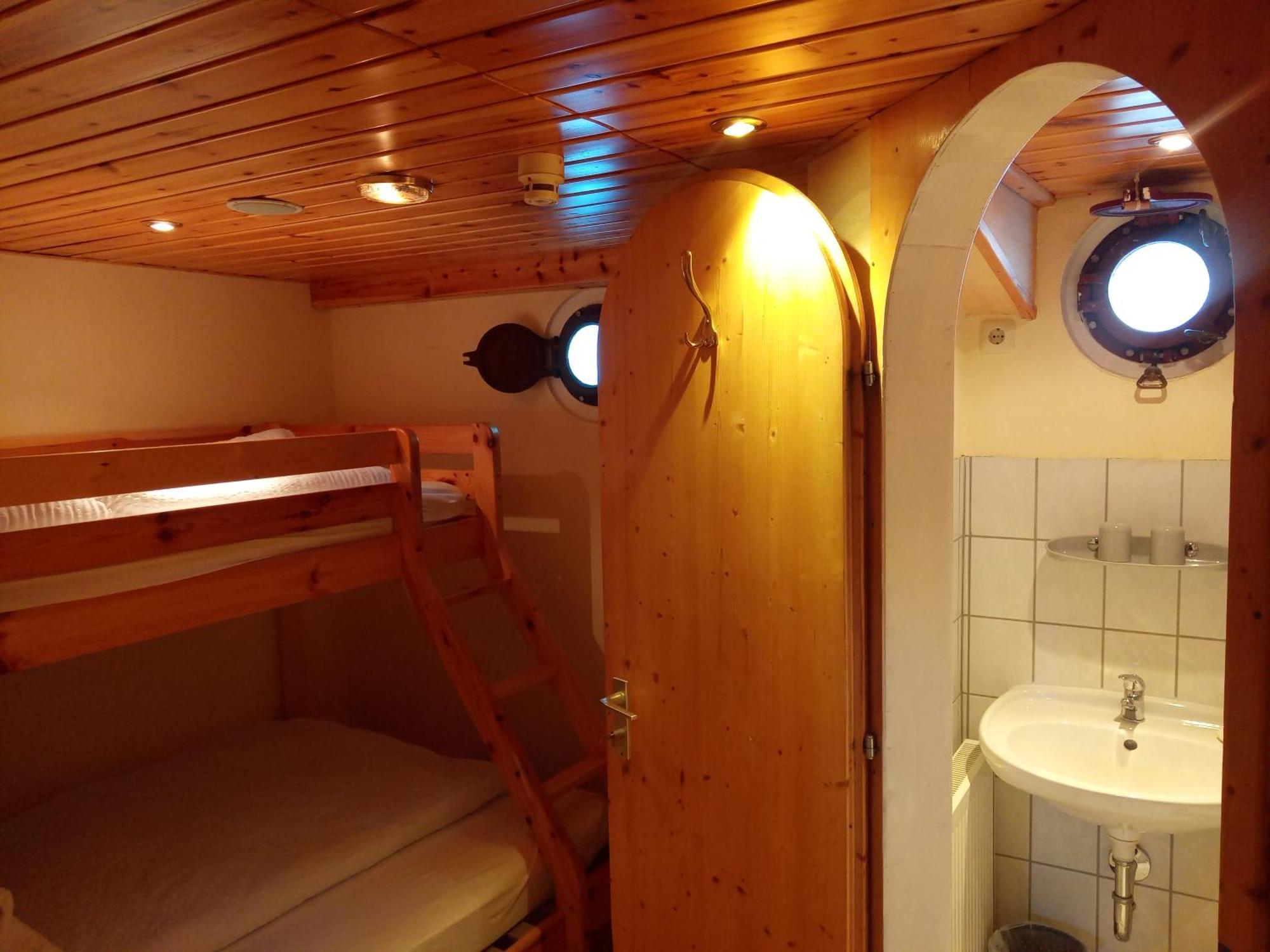 Kuestenmotorschiff Aventura Bremen Exterior photo